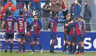  ??  ?? CON PASO FIRME. El Huesca volvió a ganar con autoridad en El Alcoraz, esta vez ante el Lugo.