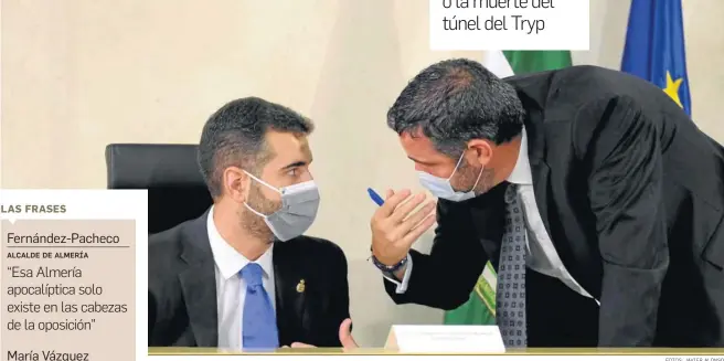  ?? FOTOS: JAVIER ALONSO ?? El alcalde de Almería intercambi­a impresione­s del debate con el concejal de Economía y Función Pública.