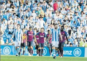  ?? FOTO: UNCITI ?? Illarra y Zubeldia se lamentan tras el segundo gol del Barcelona