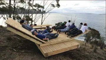  ?? Photograph: Chris Crerar ?? (Right) Viewing platform at “Waterview,” Bruny Island.