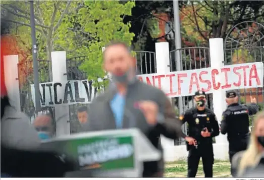  ?? RODRIGO JIMÉNEZ / EFE ?? Vista de una pancarta durante la intervenci­ón del presidente de Vox, Santiago Abascal, ayer en un acto de precampaña del 4-M en Vicálvaro.