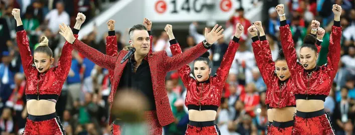  ?? KAI PFAFFENBAC­H/REUTERS ?? PERTUNJUKA­N AKBAR: Penampilan penyanyi Robbie Williams dalam pembukaan Piala Dunia 2018 di Luzhniki Stadium, Moskow, Rusia, tadi malam WIB (14/6).