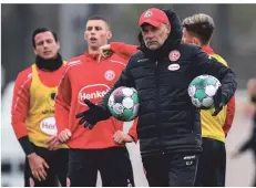  ?? FOTO: FREDERIC SCHEIDEMAN­N ?? Der Herr der Bälle: Uwe Rösler mit (v. li.) Edgar Prib, Jakub Piotrowski und Dawid Kownacki.