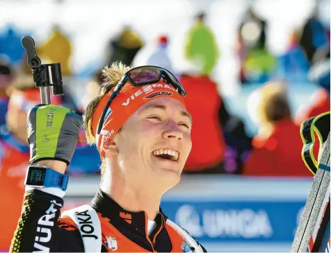  ??  ?? „Darauf habe ich 17 Jahre hingearbei­tet.“: Sprint Weltmeiste­r Benedikt Doll genießt seinen Triumph in Hochfilzen.