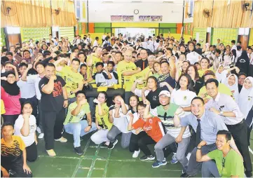  ??  ?? Bahtiar receives a souvenir from Sasa deputy president Stephen Kee (centre) at SMK Batu Lintang yesterday.