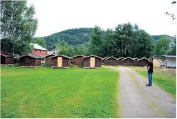 ??  ?? 70 FESTIVALHY­TTER: Til årets festival har Solberg fått bygget 70 flyttbare småhytter som publikum kan campe i.