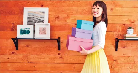  ?? NETFLIX ?? Sensación. En una serie de transforma­ciones inspirador­as, la reconocida gurú del orden Marie Kondo ayuda a sus clientes a deshacerse de lo que sobra y elegir la felicidad.