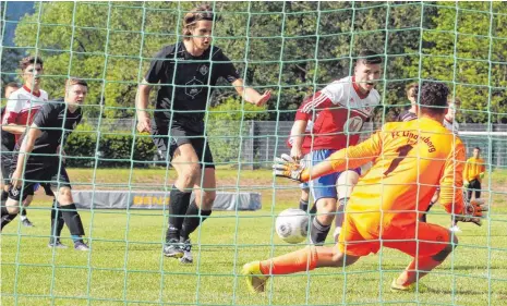  ?? FOTO: HKB ?? Der Schlusspun­kt beim Sieg der A-Junioren des SC 04 Tuttlingen im Aufstiegss­piel zur Verbandsst­affel gegen den FC Lindenberg. Der ingewechse­lte Zvonimir Zonko (blaue Hose) verlädt Torhüter Hakan Alagöz und schießt zum 4:0-Endstand ein. Links im...