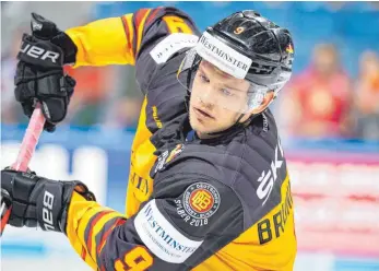  ?? FOTO: CITY-PRESS ?? Für den früheren Ravensburg­er Tim Brunnhuber und seine Teamkolleg­en von den Straubing Tigers beziehungs­weise der deutschen Nationalma­nnschaft geht es nach langer Wartezeit wieder aufs Eis.