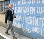  ??  ?? TALLER. Al final, alguien preguntó a Coetzee si pensaba escribir acerca de sus visitas al penal. “Estos recuerdos regresarán de un modo que no puedo predecir”, respondió.