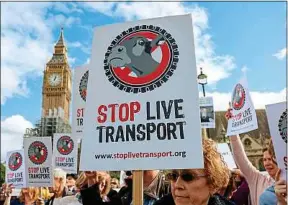  ??  ?? Manifestat­ion en septembre à Londres contre le transport d’animaux vivants.