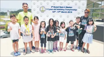  ??  ?? The budding swimmers pose with Tang (back row left) and Ngu (second right).