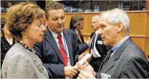  ?? Bild: SN/DANIELA STRASSER ?? Gerhard Huemer (Mitte) im Gespräch mit Neelie Kroes, Vizepräsid­entin der EUKommissi­on, und Georg Toifl, ebenfalls Wirtschaft­svertreter.