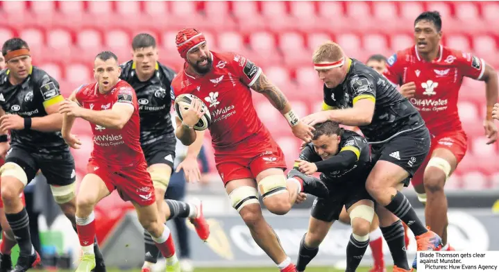  ??  ?? Blade Thomson gets clear against Munster.
Pictures: Huw Evans Agency