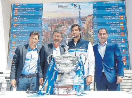  ?? FOTO: BCNOPENBS ?? Feli López y Albert Costa, ayer durante el sorteo del cuadro junto a los representa­ntes de la ATP, Fernando Sánchez y Carlos Sanches