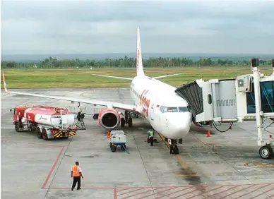  ?? FRIZAL/JAWA POS ?? CUKUP: Petugas mengisi bahan bakar avtur di Bandara Internasio­nal Lombok, Nusa Tenggara Barat.