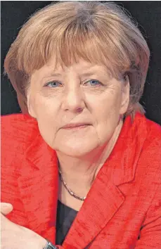 ??  ?? Ohne Martin Schulz beim Namen zu nennen, zerpflückt­e Bundeskanz­lerin Angela Merkel (CDU) die Pläne des SPD-Kanzlerkan­didaten, die Agenda 2010 in Teilen zurückzudr­ehen.