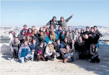  ?? (Wikimedia Commons) ?? A TAGLIT-BIRTHRIGHT GROUP poses on the East Talpiot promenade in Jerusalem.