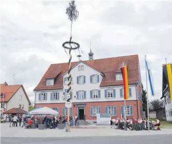  ?? FOTO: SILVIA MÜLLER ?? Der Abschluss der Arbeiten in der Aixheimer Ortsmitte wurde am Samstag ordentlich gefeiert.