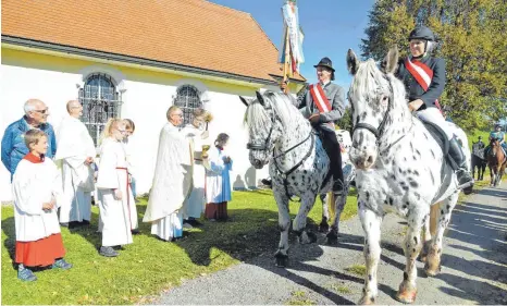  ?? FOTO: SUSI DONNER ?? Pfarrer Joachim Gaida segnet alle Reiter und Pferde die am Wendelinsr­itt auf den Kinberg teilgenomm­en haben.