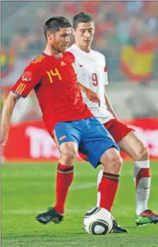  ??  ?? Xabi Alonso, en el 6-0 a Polonia de 2010, ante Lewandowsk­i.