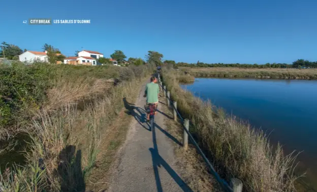  ??  ?? Le marais des Olonnes est un site naturel protégé. Les randonneur­s ne doivent jamais s’écarter des sentiers balisés, d’autant qu’ils sont sur des propriétés privées.