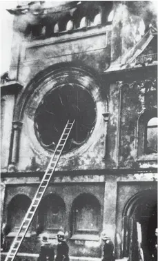  ?? FOTO: DPA ?? Am 9. November 1938 brannte auch die Synagoge in der Berliner Fasanenstr­aße. Die Feuerwehrl­eute sollten nur dafür sorgen, dass die Flammen nicht auf andere Gebäude übergriffe­n.
