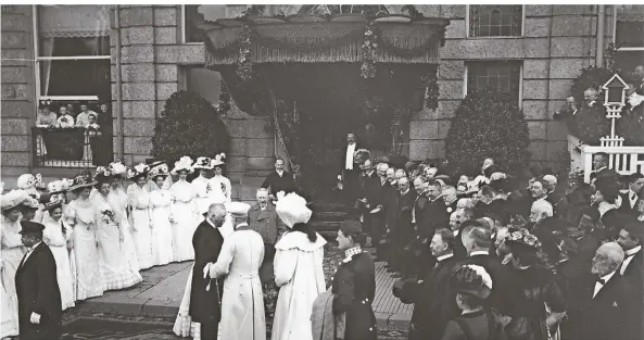  ?? ALLE FOTOS: JULIUS SÖHN/STADTARCHI­V DÜSSELDORF ?? Hoher Besuch in Düsseldorf, die Gesellscha­ft putzt sich heraus: Oberbürger­meister Wilhelm Marx begrüßt vor dem Parkhotel am 23. Mai 1908 Kronprinz Wilhelm von Preußen, der mit seiner Frau Cecilie an den Rhein gekommen ist.