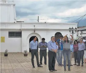  ??  ?? Sinergia. El ministro Duarte resaltó la reconstruc­ción de la iglesia católica, siendo esta uno de los puntos atractivos de la ciudad. Fue la alcaldesa de Atiquizaya quien invitó al funcionari­o a realizar un recorrido por varios puntos turísticos de la ciudad.