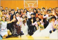  ??  ?? Five couples get married on March 19 with best wishes from their relatives and friends.
