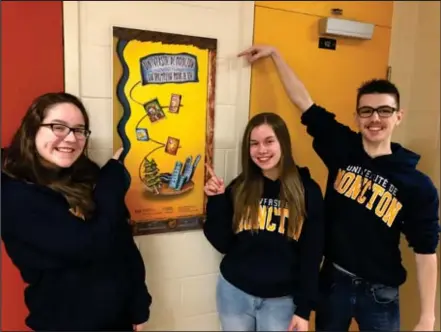  ?? Photo : École Sainte-Anne ?? Sydney Benoit, Harrison Vallis et Oneisha Félix portant fièrement leur chandail de leur future université Élève des Grands-Vents présentant fièrement son carnet du Défi des cubes