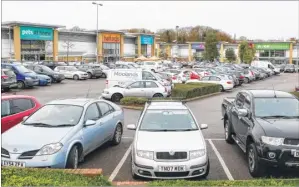  ?? FM4126532 ?? The South Aylesford Retail Park suffered from very heavy traffic on Bank Holiday on Monday which prompted one driver to contact Tracey Crouch, right