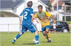  ?? SZ-ARCHIVFOTO: MAS ?? Stieg in der vergangene­n Saison mit Ehingen-Süd in die Verbandsli­ga auf, blieb selbst aber in der Landesliga: Martin Schrode (rechts), der zum FV Altheim zurückkehr­te.