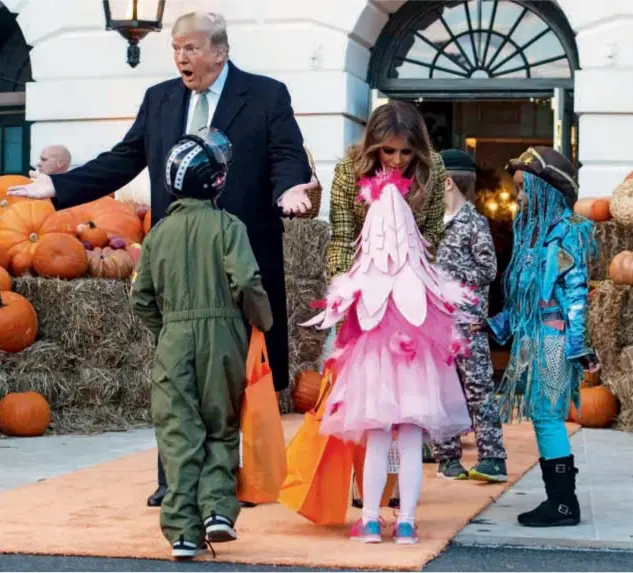  ??  ?? “¡Trick or treat!” (“¡Susto o dulce!”) es la consigna, según la tradición para la “Noche de Brujas”. Y el presidente norteameri­cano se encargó de atemorizar a los niños que visitaron la Casa Blanca, junto a su esposa que lució un “outfit” homenaje a Jackie Kennedy.