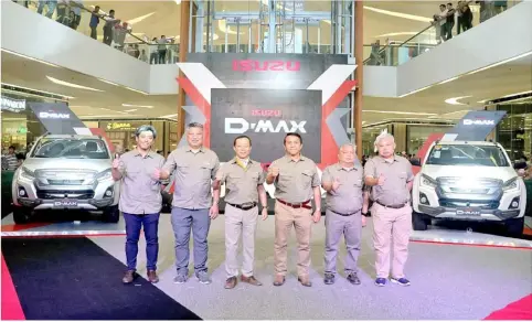  ??  ?? IPC officials and Isuzu executives from Cebu launch the new D-Max LS-A.