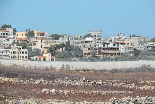  ?? AFP ?? Separación. Una imagen tomada en la ciudad israelí de Metula, en el norte, muestra la valla que ya existe en la frontera con el Líbano.