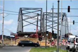  ?? FOTO SERGE MINTEN ?? De bruggen moesten verhoogd worden om scheepvaar­tverkeer vlotter te laten passeren.