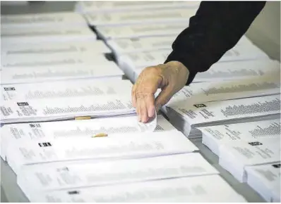  ?? Joan Cortadella­s ?? Una mesa con diversas papeletas electorale­s, durante los comicios municipale­s de 2019.