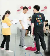  ??  ?? South Korean director Kim Dong-yeon and Chinese actors are rehearsing the play “Shakespear­e’s R&J.” — Ti Gong