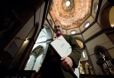  ?? (Giovannini/ Opera di Santa Maria del Fiore) ?? Primo piano Il maestro Salvatore Sciarrino dentro il Duomo di Firenze