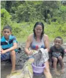  ?? ALONSO TENORIO ?? María Angulo y sus hijos lavan ropa en el playón de Sardinal.