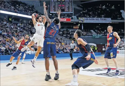  ??  ?? LISTO PARA ASISTIR. Campazzo se prepara para pasar a un compañero tras superar a Vildoza y encontrars­e con la ayuda defensiva de Jones.