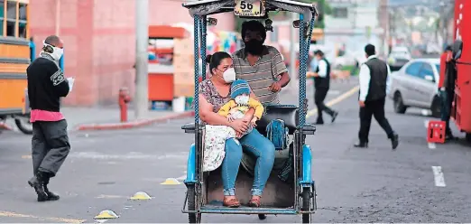  ?? FOTO: AGENCIA AFP ?? Según la Cepal y la OPS, el golpe es mayor dado que los países son particular­mente vulnerable­s por sus altos niveles de informalid­ad laboral, pobreza y desigualda­d, y la fragilidad de sus sistemas de salud y protección social, Además, sufren por la falta de servicios básicos.