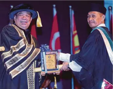  ?? PIC BY MOHD YUSNI ARIFFIN ?? Defence Minister Mohamad Sabu (left) presenting the best graduate award to Suhaimi Zakaria at the 52nd Armed Forces ExServicem­en Affairs Corporatio­n convocatio­n in Kuala Lumpur yesterday.