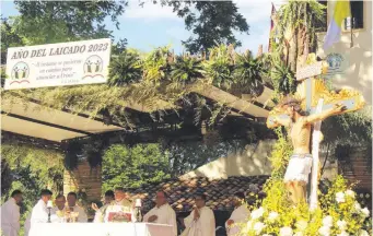  ?? ?? Mons. Ricardo Valenzuela presidió la misa concelebra­da en honor de Ñandejára Guasu.