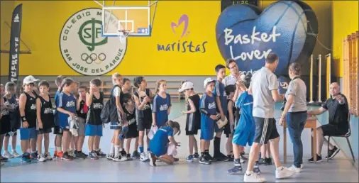  ??  ?? EXPECTACIÓ­N. Los niños del Campus Gigantes Basket Lover Endesa junto a Pablo Laso, que les visitó ayer en el colegio San José del Parque.