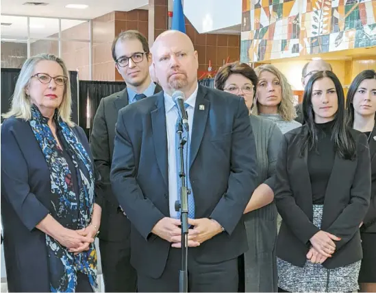  ?? PHOTO VALÉRIE GONTHIER ?? Ian Lafrenière, président de la Commission spéciale sur l’exploitati­on sexuelle des mineurs, en compagnie de certains de ses collègues élus qui siègent à ses côtés, dont la députée libérale Christine St-Pierre (à gauche), hier, lors des audiences à Montréal.