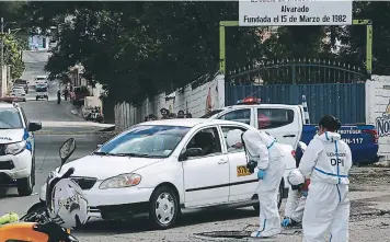  ?? FOTO: ESTALIN IRÍAS ?? El carro se detuvo frente a la Escuela Modesto Rodas Alvarado y quedó con el motor encendido.