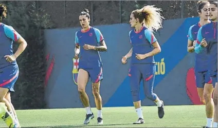  ?? FOTO: FCB ?? Jennifer Hermoso y Kheira Hamraoui, en el entrenamie­nto de ayer
Fueron baja en Manchester y podrían reaparecer, quizás no de inicio