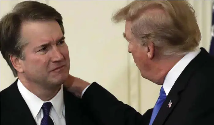  ?? FOTO: NTB SCANPIX ?? Trump klarte å holde nominasjon­en av Brett Kavanaugh hemmelig helt frem til kunngjørin­gen klokken 21 amerikansk tid. Det er uvanlig for denne administra­sjonen, som har lekket som en sil helt siden starten.
åNyhetsana­lyse